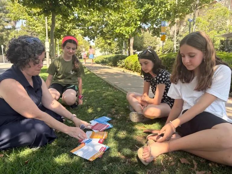 Ilana leading a session on Shabbat Crossroads Cards with her own daughter and other M² staff kids